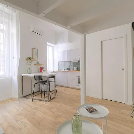 Le Dauphine Climatise Apartment